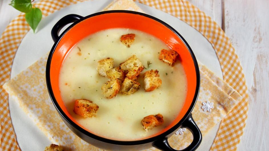 Пилешка крем супа със сметана и ароматни крутони
