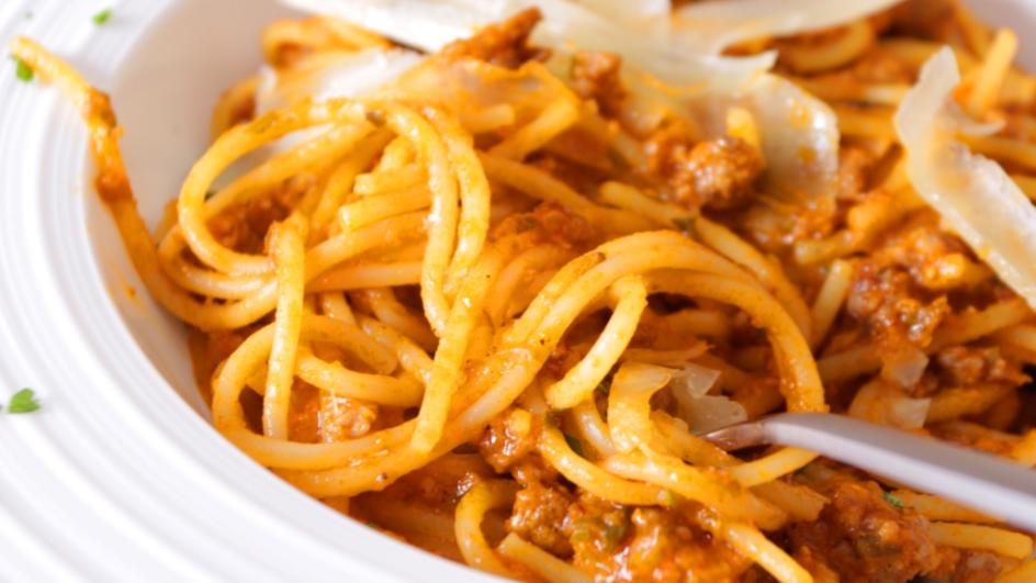 Спагети Болонезе с телешко и пармезан