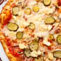 Пица Тоскана с кисели краставички и топено сирене