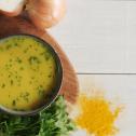 Oсвежаваща зеленчукова супа с куркума, спанак и добавен витамин B12