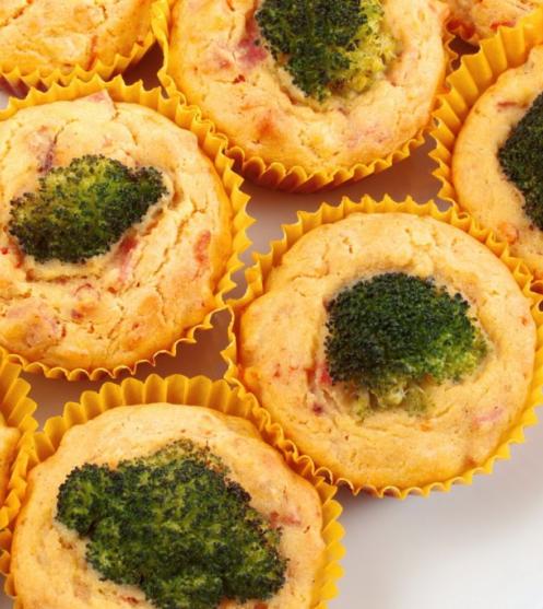 Царевични мъфини с броколи и шунка