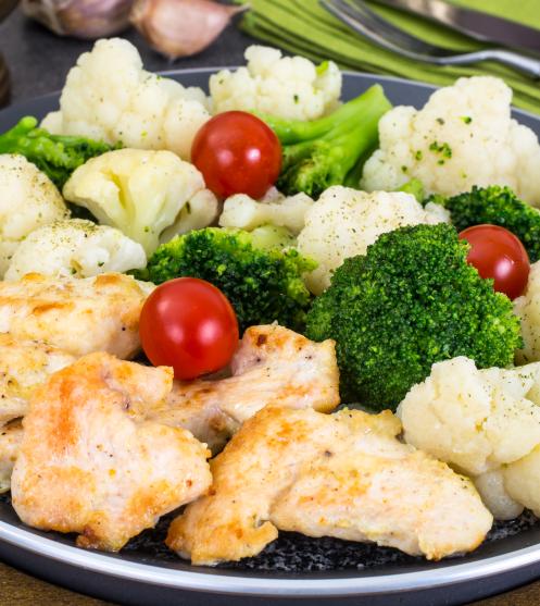Пиле барбекю с броколи и карфиол