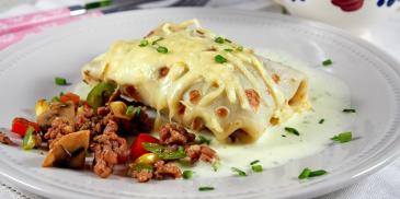 Запечени палачинки с пълнеж от кайма и зеленчуци в сметанов сос